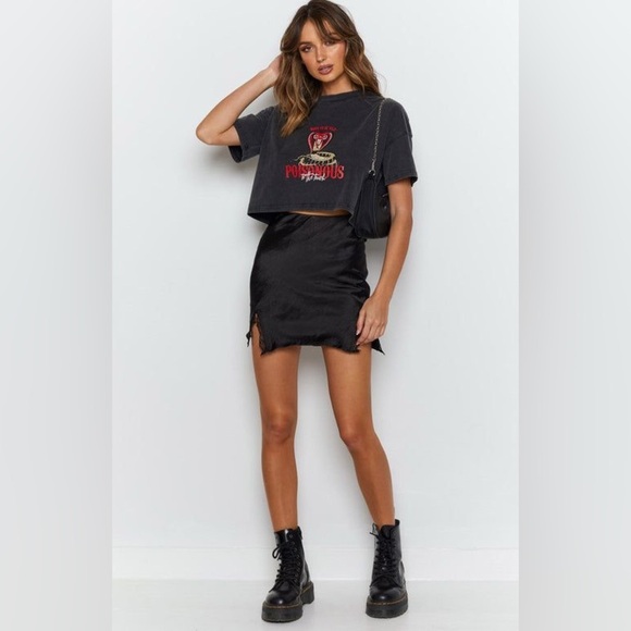 Razy’s Satin Feel Lace Slit Detail Zip Up Mini Skirt - Picture 10 of 16